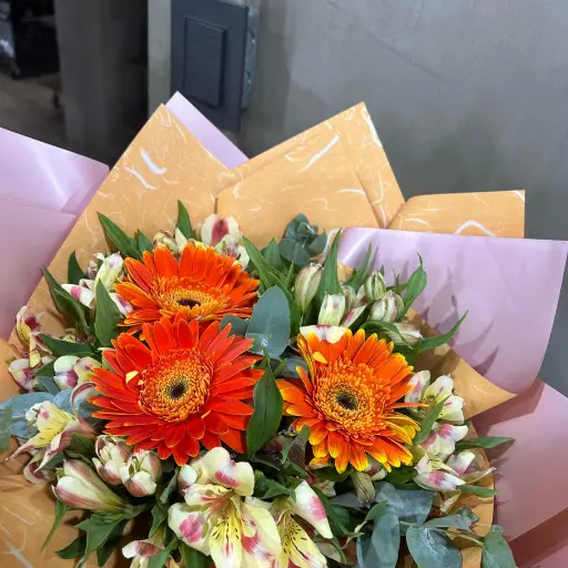 Ramo de flores astromelias y gerberas